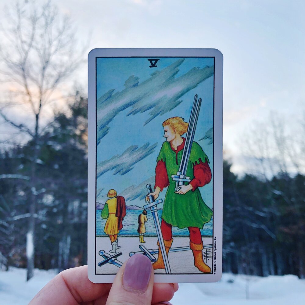 【タロットカード完全ガイド】剣の5(FIVE OF SWORDS)でみる恋愛運と仕事運、パワーストーンと開運ネイル!