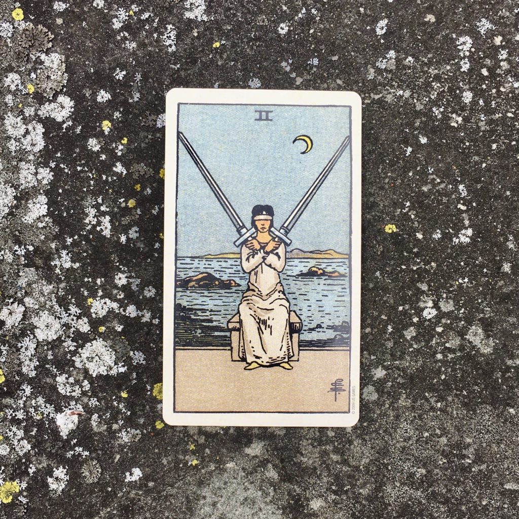 【タロットカード完全ガイド】剣の2(TWO OF SWORDS)でみる恋愛運と仕事運、パワーストーンと開運ネイル!